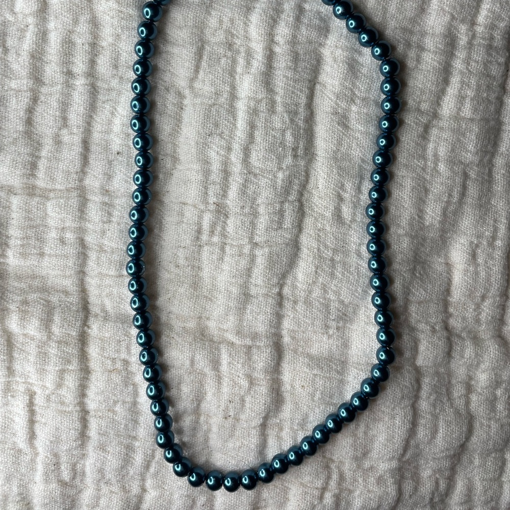 Blue pearl necklace